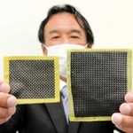 リサイクルしたＣＦＲＰから回収した炭素繊維（右）と新品の炭素繊維。形状だけでなく強度もほぼ変わらないという＝宝塚市新明和町