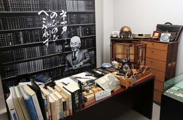 流通科学大中内功記念館に再現された書斎＝神戸市西区学園西町３（撮影・鈴木雅之）