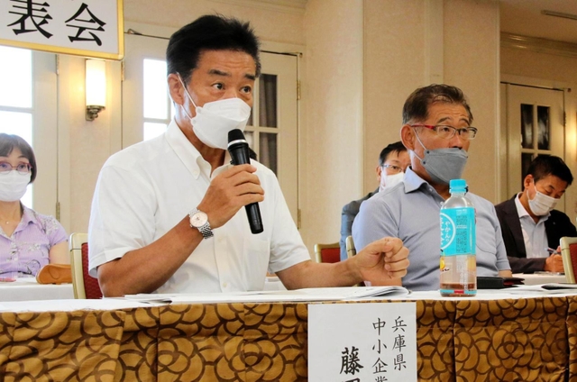 記者会見に臨む兵庫県中小企業家同友会の村川勝代表理事（前列右端）と藤岡義己代表理事（同２人目）＝大阪市内
