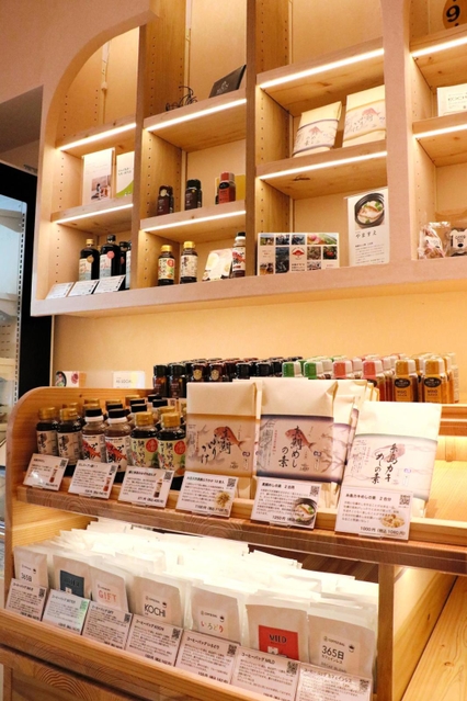 店内に並ぶＳＤＧｓに関連した全国各地の商品＝神戸市中央区北長狭通１、ケルン三宮店