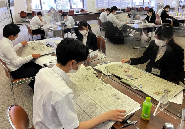 新聞から気になるニュースを探す受講者ら＝神戸市中央区栄町通３、兵庫県信用組合