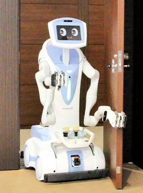自らドアを開けて会議室に入ってくる「ニョッキー」＝明石市川崎町