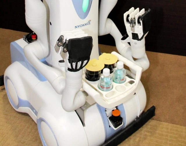 トレーと飲み物を載せて運ぶロボット「ニョッキー」＝明石市川崎町