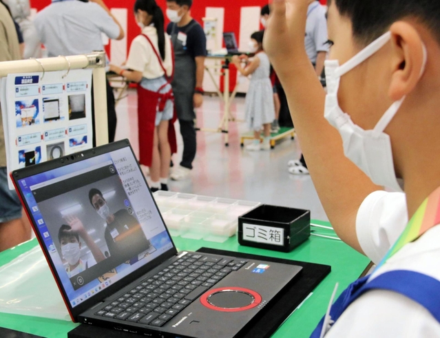 自ら組み立てたレッツノートを起動させ、カメラの映像を確認する参加者＝神戸市西区高塚台１
