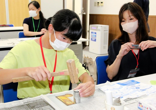 「手づくりレッツノート工房」参加者のきょうだい向けに開かれた乾電池づくり教室＝神戸市西区高塚台１