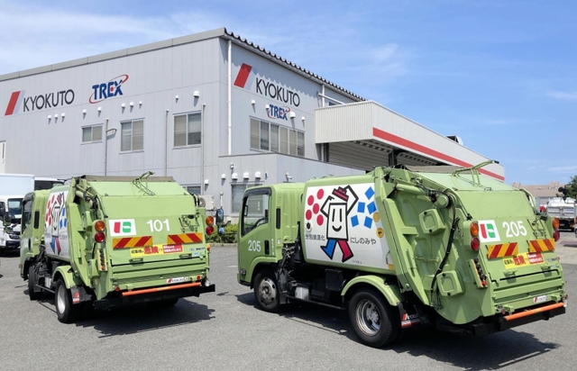 ホニアラ市に寄贈された西宮市のごみ収集車＝堺市内（極東開発工業提供）