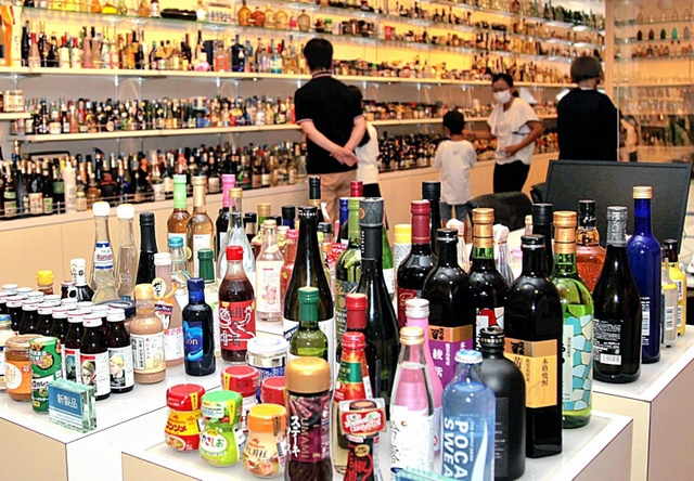 国内外の瓶がずらりと並ぶ「クリエイティブ・デザイン・ルーム」＝尼崎市西向島町、日本山村硝子関西本社