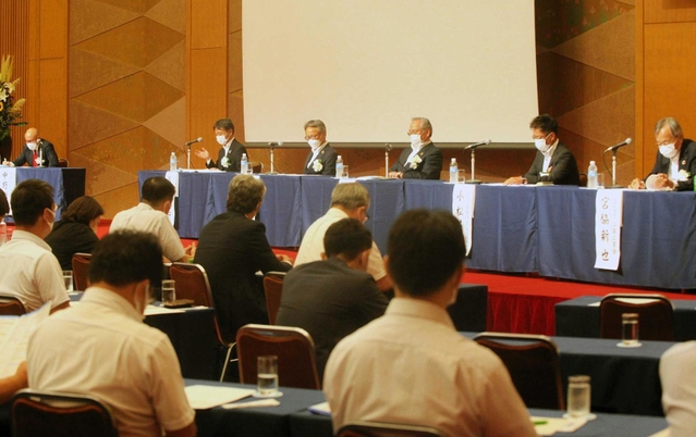 ＳＤＧｓについて議論を交わす登壇者たち＝神戸市中央区波止場町、ホテルオークラ神戸