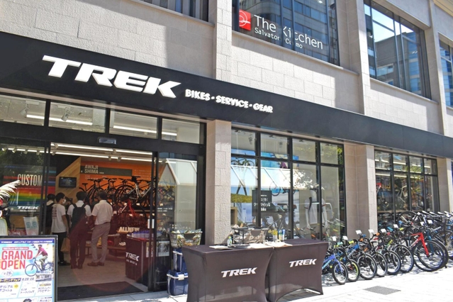 自転車メーカー、トレックの路面店。店前には試乗用の自転車も並ぶ＝神戸市中央区三宮町１