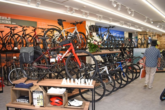 最新機種が並ぶ店内。壁面では淡路島の紹介など、地元の自転車スポットも紹介している＝神戸市中央区三宮町１、ＴＲＥＫ　Ｂｉｃｙｃｌｅ神戸三宮店