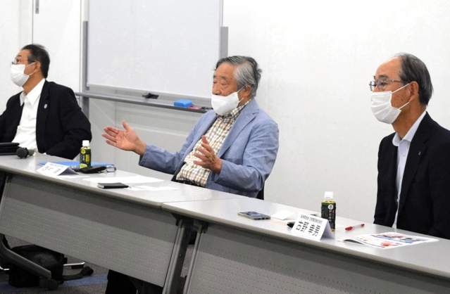 地域の現状や課題を語る西村肇・神戸経済同友会但馬部会長（中央）＝神戸国際会館