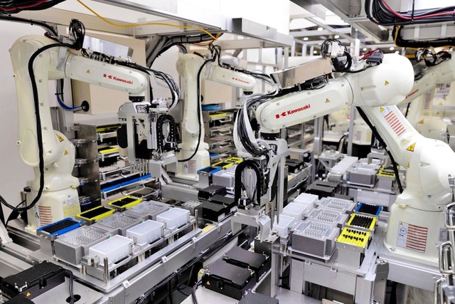 自動でＰＣＲ検査を行うロボットシステム。並んだロボットがアームを使い、検体の核酸抽出などを行う（川崎重工業提供）