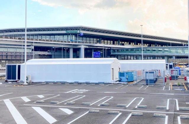 川崎重工業が成田空港に設けた自動ＰＣＲ検査ロボットシステムの外観＝千葉県成田市（同社提供）