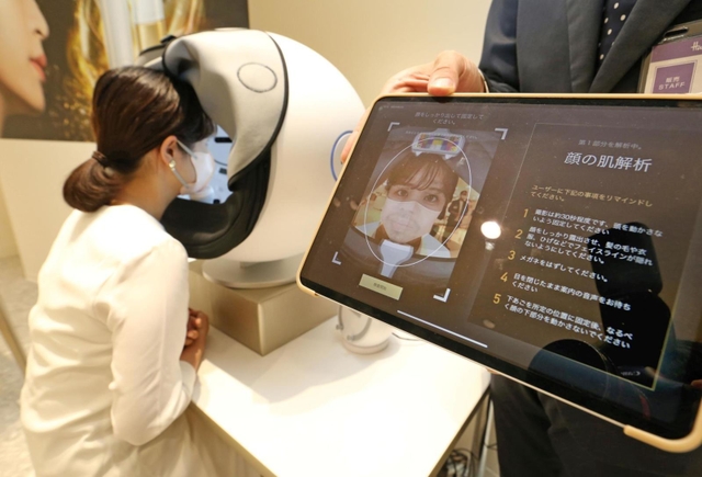 神戸初出店のエイジングケアブランド「エフェクティム」。「３Ｄ肌解析機」で肌年齢などを測定し、適したケアを提案する＝３０日午後、神戸市中央区小野柄通８、神戸阪急（撮影・大森　武）