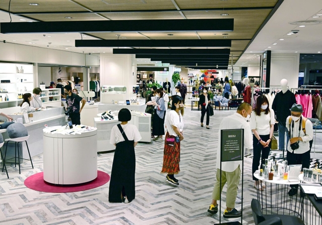 改装オープンする神戸阪急新館のモード系ファッション売り場。壁を減らし、開放感と一体感を演出する＝神戸市中央区小野柄通８（撮影・中西幸大）