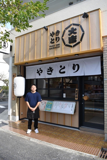赤い看板から、白と木目を基調とした外観に刷新した「やきとり大吉」の新店舗＝神戸市東灘区北青木２