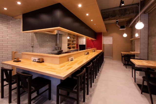 白いタイルなどをあしらい、落ち着いた雰囲気の青木店の内部＝神戸市東灘区北青木２（ダイキチシステム提供）