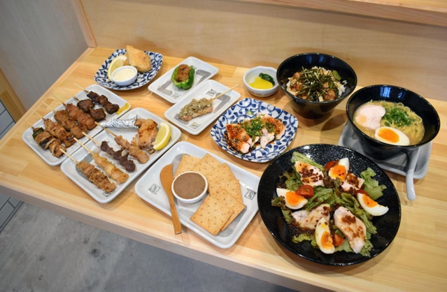 ブランド刷新店のメニューには、ラーメンやささみカツなどが加わる＝神戸市東灘区北青木２