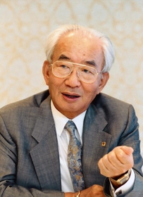 インタビューに応える中内功ダイエー会長兼社長＝神戸メリケンパークオリエンタルホテル、１９９５年９月