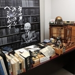 流通科学大中内功記念館に再現された書斎＝神戸市西区学園西町３（撮影・鈴木雅之）