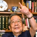 神戸新聞のインタビューに応える田村正紀神戸大名誉教授＝宝塚市栄町２（撮影・三津山朋彦）