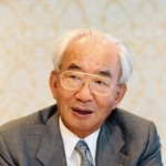 インタビューに応える中内功ダイエー会長兼社長＝神戸メリケンパークオリエンタルホテル、１９９５年９月