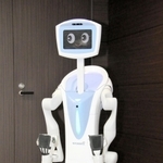 川崎重工業が開発したロボット「ニョッキー」。首が伸びるのが名前の由来だ＝明石市川崎町