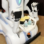 トレーと飲み物を載せて運ぶロボット「ニョッキー」＝明石市川崎町