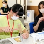 「手づくりレッツノート工房」参加者のきょうだい向けに開かれた乾電池づくり教室＝神戸市西区高塚台１