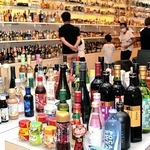 国内外の瓶がずらりと並ぶ「クリエイティブ・デザイン・ルーム」＝尼崎市西向島町、日本山村硝子関西本社