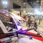 今年６月に無人試験飛行に成功した「空飛ぶクルマ」も展示された＝姫路市神屋町、アクリエひめじ