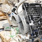 金属などが混在し、リサイクルされずに埋め立て、焼却処分される雑多な廃プラスチック。これらをガス化し、メタノールを合成する実証事業が始まる（神鋼環境ソリューション提供）