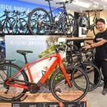 店頭で電動アシスト付き自転車「ｅバイク」を紹介するトレック・ジャパンの田村芳隆社長＝神戸市中央区三宮町１、ＴＲＥＫ　Ｂｉｃｙｃｌｅ神戸三宮店