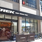 自転車メーカー、トレックの路面店。店前には試乗用の自転車も並ぶ＝神戸市中央区三宮町１