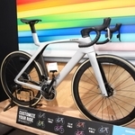 日本で実物が１台のみというレース用自転車「マドン」の最新型＝神戸市中央区三宮町１、ＴＲＥＫ　Ｂｉｃｙｃｌｅ神戸三宮店
