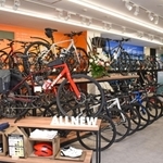 最新機種が並ぶ店内。壁面では淡路島の紹介など、地元の自転車スポットも紹介している＝神戸市中央区三宮町１、ＴＲＥＫ　Ｂｉｃｙｃｌｅ神戸三宮店