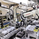 自動でＰＣＲ検査を行うロボットシステム。並んだロボットがアームを使い、検体の核酸抽出などを行う（川崎重工業提供）