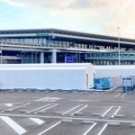 川崎重工業が成田空港に設けた自動ＰＣＲ検査ロボットシステムの外観＝千葉県成田市（同社提供）