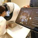 神戸初出店のエイジングケアブランド「エフェクティム」。「３Ｄ肌解析機」で肌年齢などを測定し、適したケアを提案する＝３０日午後、神戸市中央区小野柄通８、神戸阪急（撮影・大森　武）
