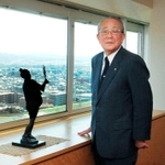 ２０１４年、京都市伏見区の京セラ本社でインタビューに応じる稲盛和夫さん