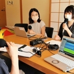 本社和室での収録で、高間俊輔さん（左）の質問に答える生産計画部の植田加奈子さん（右）＝神戸市中央区脇浜町３、住友ゴム工業