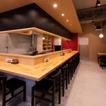 白いタイルなどをあしらい、落ち着いた雰囲気の青木店の内部＝神戸市東灘区北青木２（ダイキチシステム提供）