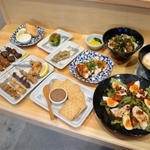 ブランド刷新店のメニューには、ラーメンやささみカツなどが加わる＝神戸市東灘区北青木２