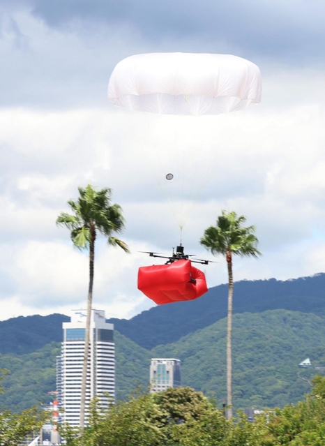 落下時に、パラシュートを開き、エアバッグを膨らませたドローン＝２日午前、神戸市中央区港島１、神戸学院大