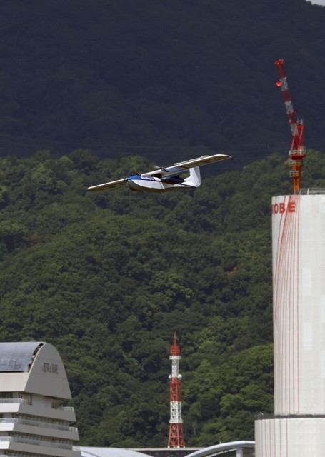 神戸港上空を試験飛行する、新明和工業の無人飛行艇＝２日午前、神戸市中央区