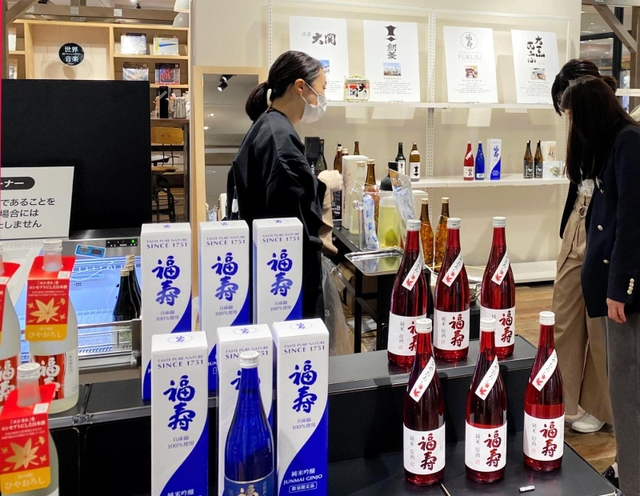 兵庫限定の日本酒などが並んだイベント会場＝大丸神戸店