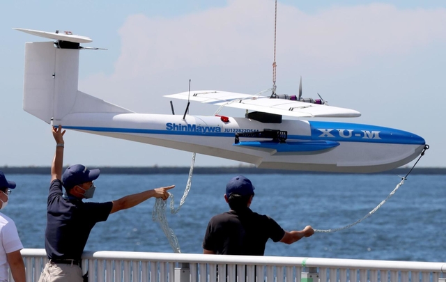 飛行実演に臨むため海上に出される新明和工業の無人飛行艇＝２日、神戸市中央区港島１（撮影・長嶺麻子）