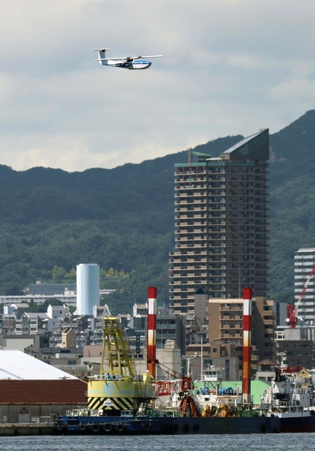 神戸港の上空、高度約２０メートルを自動制御で飛ぶ無人飛行艇＝２日、神戸市中央区（撮影・長嶺麻子）