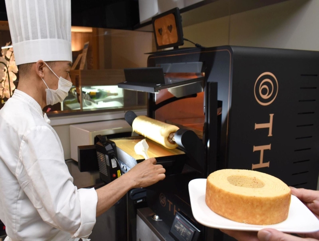 ＡＩオーブンＴＨＥＯ（テオ）が焼き上げるバウムクーヘン＝神戸ポートピアホテル