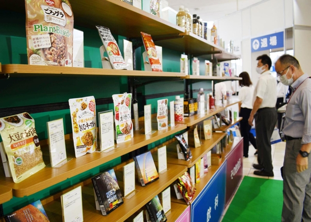 秋冬の新商品や売り場づくりを紹介する展示会＝神戸市中央区港島中町６